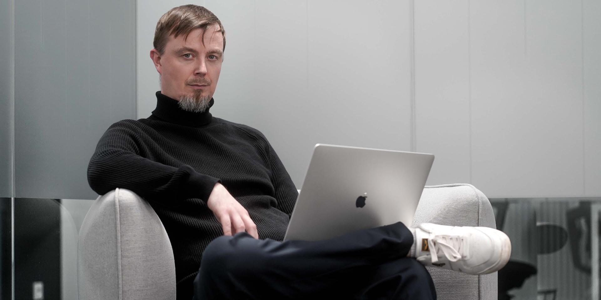 Informationssicherheit für Unternehmen:Wir freuen uns sehr, Benjamin bei uns an Bord begrüßen zu dürfen, denn er ist ein begnadeter Hacker mit einer beeindruckenden Expertise. Bleibt unbedingt dran, wenn ihr mehr über seine Laufbahn und Arbeit bei Smart Data Center erfahren möchtet.