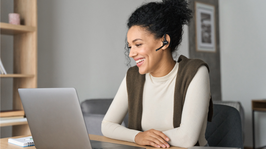 Als Arbeitgeber*innen solltet ihr euren Mitarbeitenden für das Homeoffice ausreichend Kommunikationsmittel zur Verfügung stellen. © Shutterstock, Ground Picture