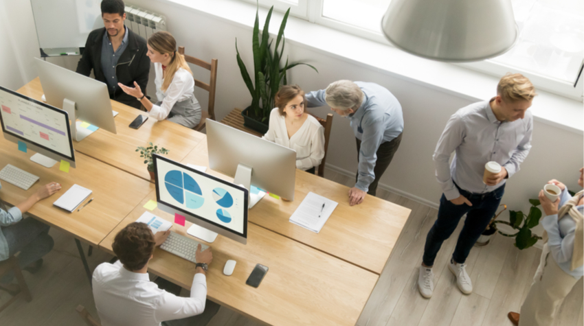 Beim Desk-Sharing fällt der feste Arbeitsplatz weg. © Shutterstock, fizkes