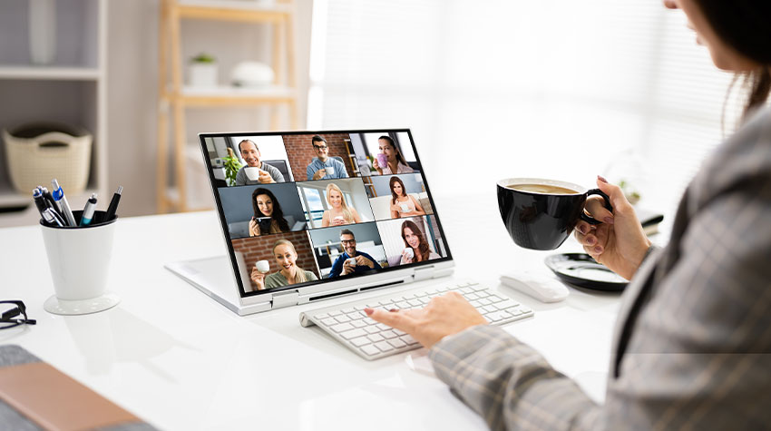 Bei virtuellen Kaffeepausen lernen eure Mitarbeitenden sich besser kennen. © Shutterstock, Andrey_Popov