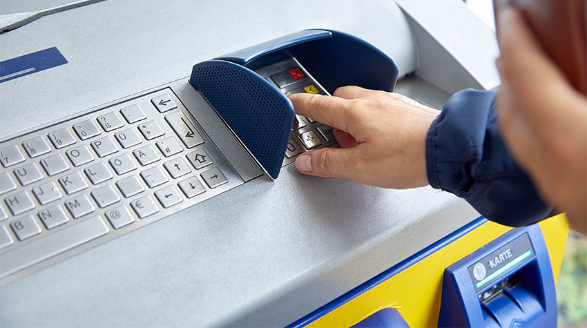 Auch Bankautomaten können von Betrüger*innen verwendet werden, um eure Daten zu kopieren oder zu klauen. © Shutterstock, LariBat