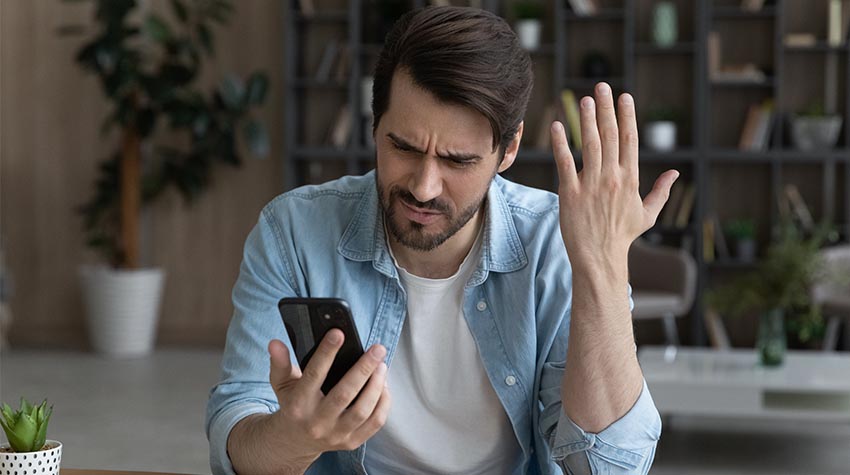Falls Ihr Gerät ohne erkennbare Ursache langsamer oder plötzlich abstürzt, könnte dies auf Malware auf Ihrem Handy hinweisen. © Shutterstock, fizkes