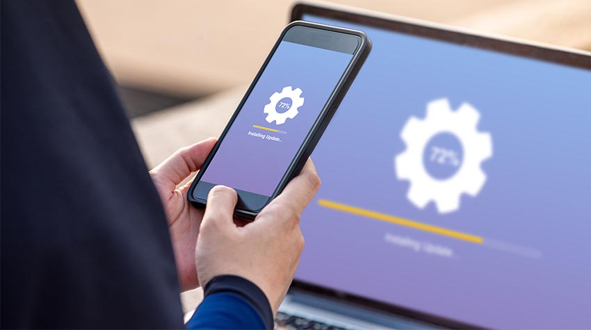 Es ist besonders wichtig, dass Firmenhandys gut geschützt und regelmäßig überarbeitet werden.  © Shutterstock, selinofoto