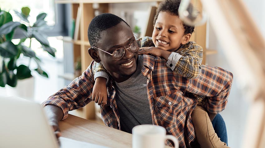 Mit dem ortsunabhängigen Arbeiten lässt sich Beruf und Privates leichter vereinbaren. © Shutterstock, LightField Studios