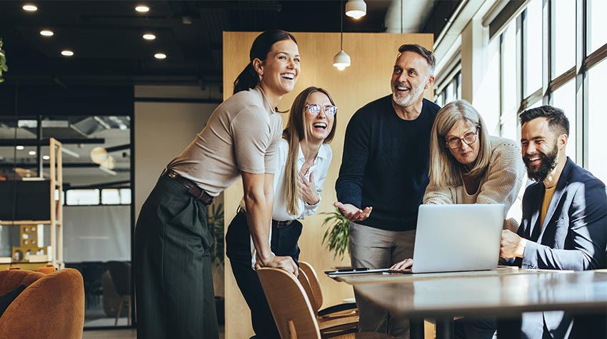 Durch viele positive Erlebnisse und guter Zusammenhalt wird der Arbeitsplatz attraktiver.© Shutterstock, Jacob Lund