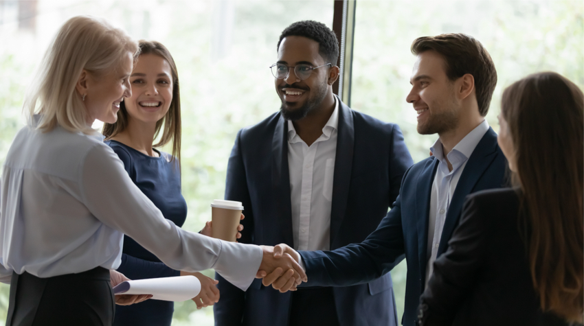 Netzwerktreffen bieten den Akteuren die Möglichkeit, sich auch im Nachhinein auszutauschen. © Shutterstock, fizkes