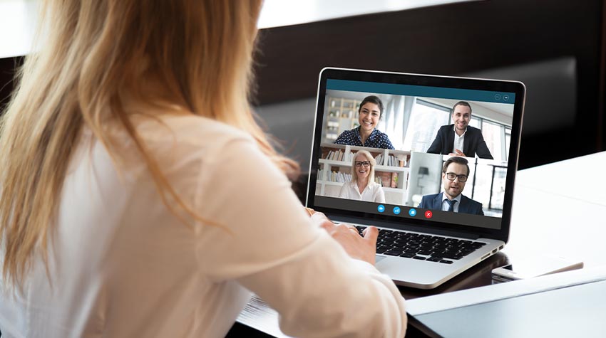 Durch tägliche Meetings ist ein regelmäßiger Austausch gewährleistet. © Adobe Stock, fizkes