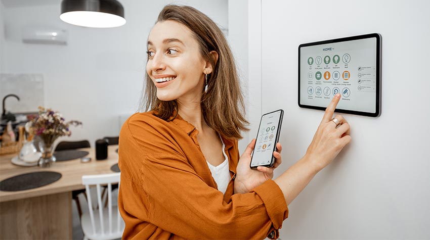 Die Synchronisierung von Geräten ermöglicht es Ihnen, Filme und Musik gleichzeitig a verschiedenen Orten im Haus zu genießen. © stock.adobe, rh2010